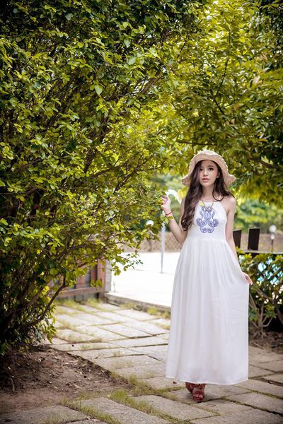 D0771雕花削肩背心洋裝.jpg